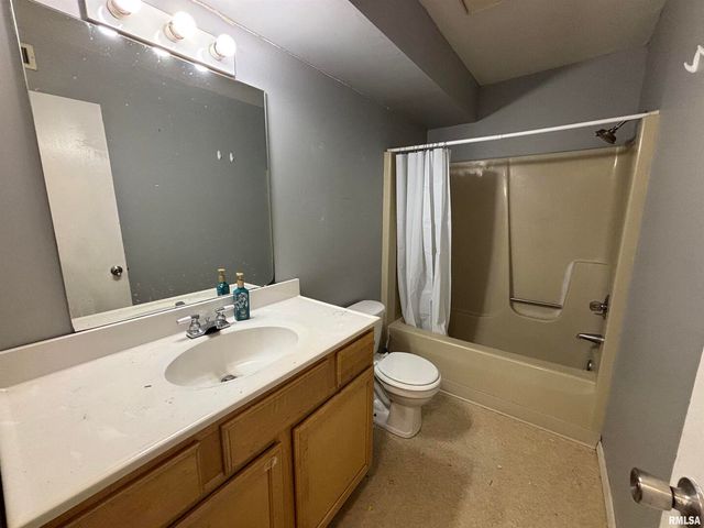 2218 Emerald Drive, Davenport, IA 52804