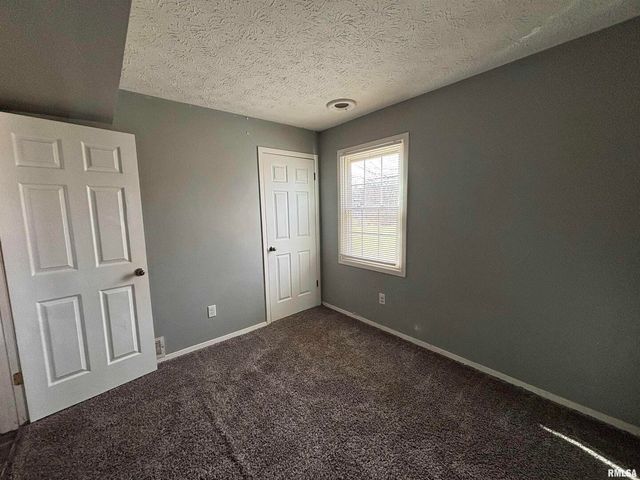 2218 Emerald Drive, Davenport, IA 52804