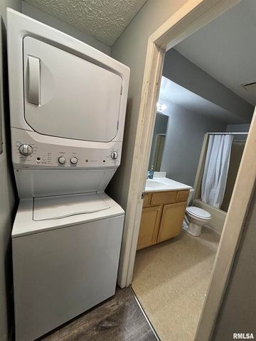 2218 Emerald Drive, Davenport, IA 52804