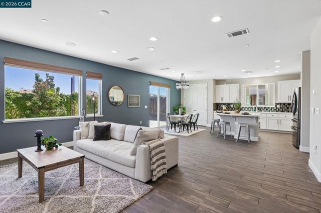 2565 Modena Dr, Pittsburg, CA 94565