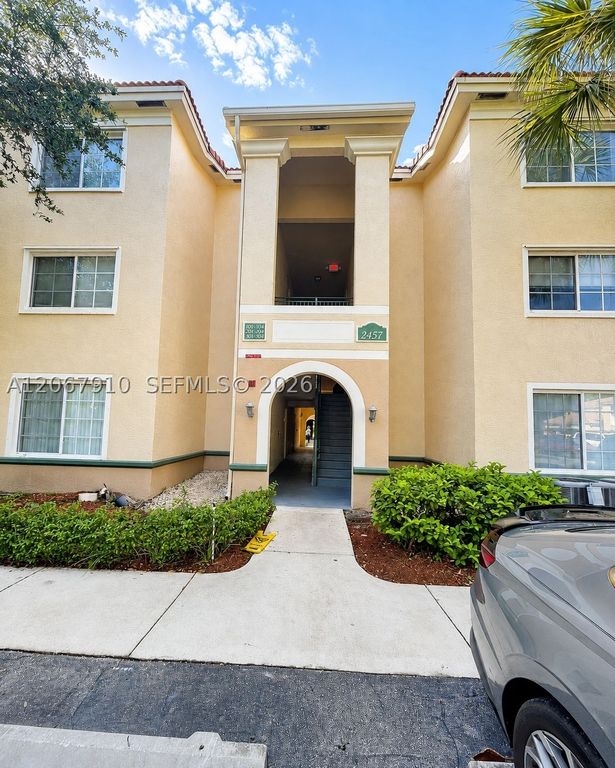 2457 Centergate Dr 203, Miramar, FL 33025