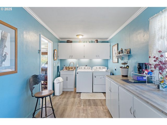 1211 FAIRVIEW St, Myrtle Point, OR 97458