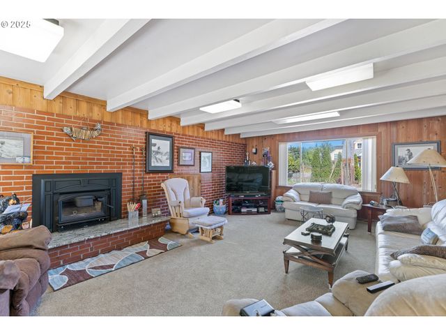 1211 FAIRVIEW St, Myrtle Point, OR 97458