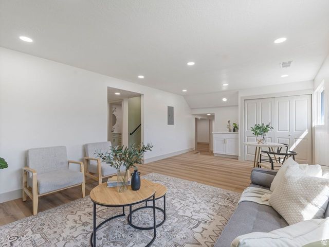 2068 W 5950 S, Roy, UT 84067
