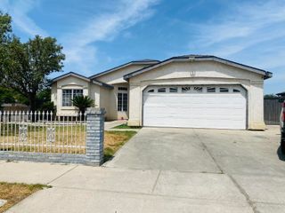 492 Lemonwood Avenue, Tulare, CA 93274