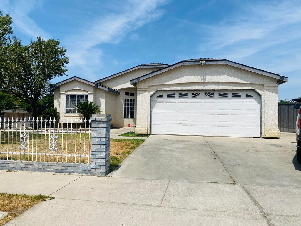 492 Lemonwood Avenue, Tulare, CA 93274