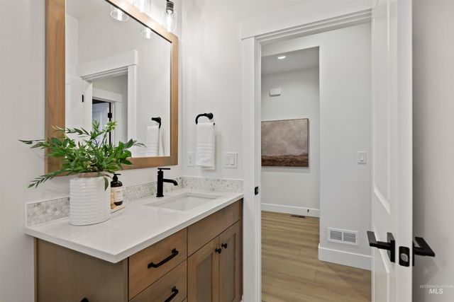 869 S Contusion Ave, Nampa, ID 83651