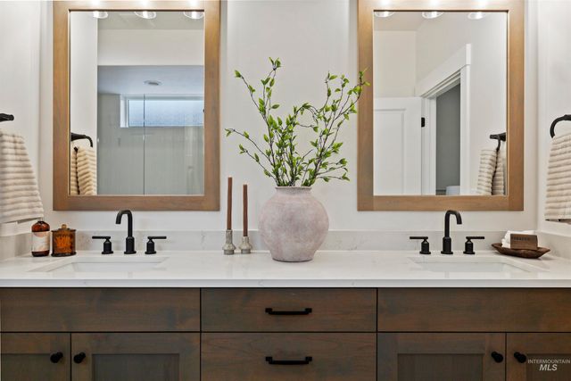 869 S Contusion Ave, Nampa, ID 83651