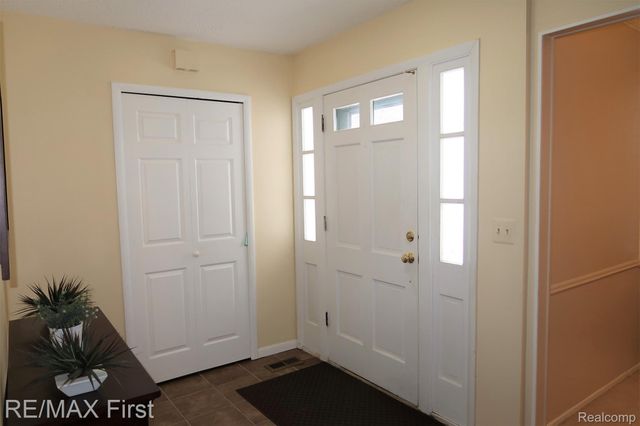 2465 WALTHAM Drive, Troy, MI 48085