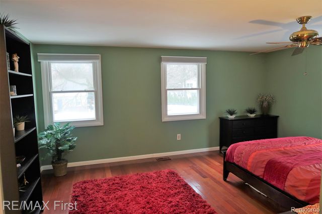 2465 WALTHAM Drive, Troy, MI 48085