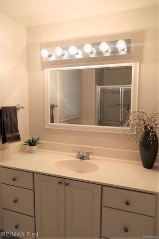 2465 WALTHAM Drive, Troy, MI 48085