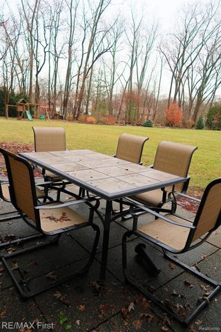 2465 WALTHAM Drive, Troy, MI 48085