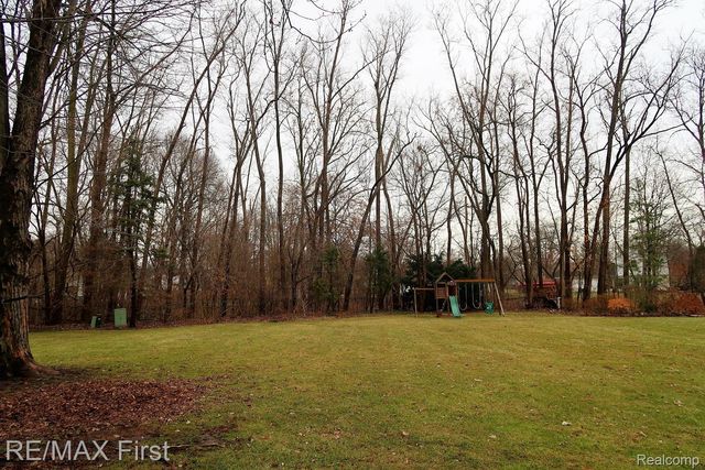 2465 WALTHAM Drive, Troy, MI 48085