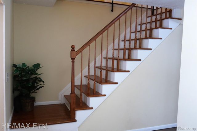 2465 WALTHAM Drive, Troy, MI 48085