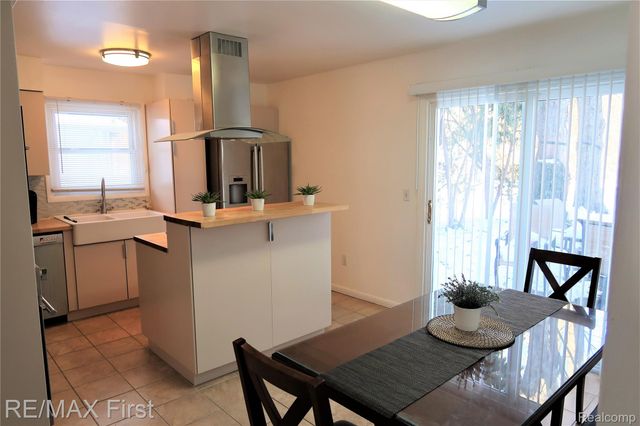 2465 WALTHAM Drive, Troy, MI 48085