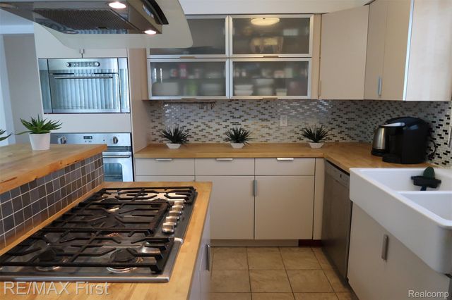 2465 WALTHAM Drive, Troy, MI 48085