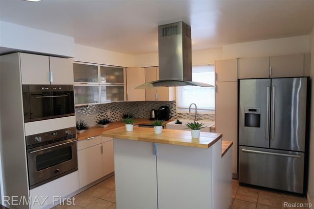 2465 WALTHAM Drive, Troy, MI 48085