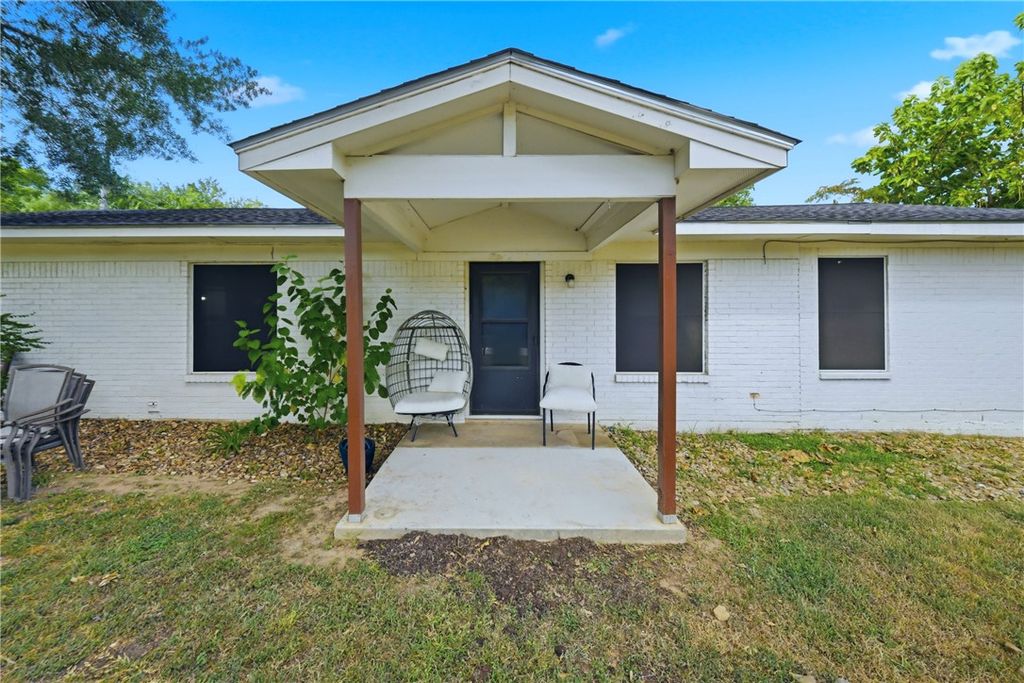 700 North Owensville Street, Franklin, TX 77856 — photo 2