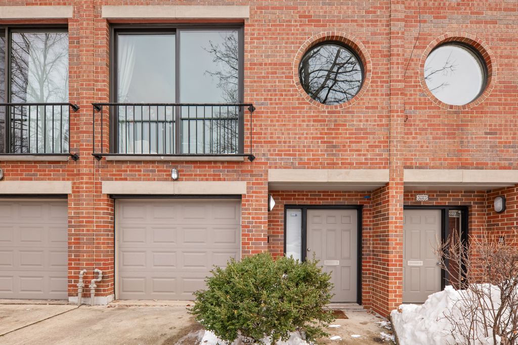 Image 1 of property listing at 3027 N Greenview Avenue, Chicago, IL 60657