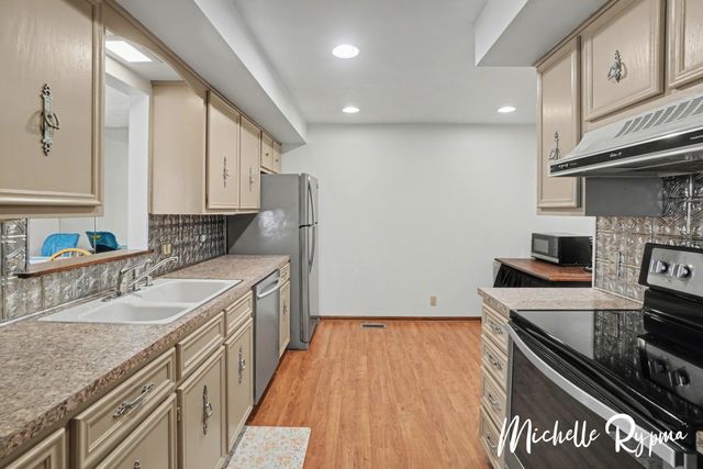 840 Brook Village Court, Holland, MI 49423
