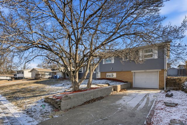 1519 Parklane Drive, Bettendorf, IA 52722