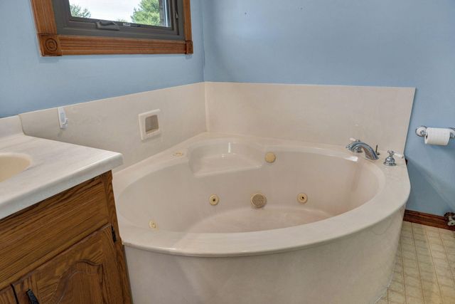 1476 E Peartree Drive, Ozark, MO 65721