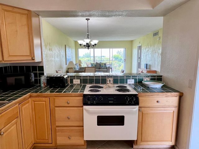 3000 N PALM AIRE Drive 603, Pompano Beach, FL 33069