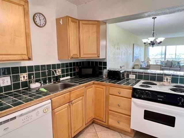 3000 N PALM AIRE Drive 603, Pompano Beach, FL 33069