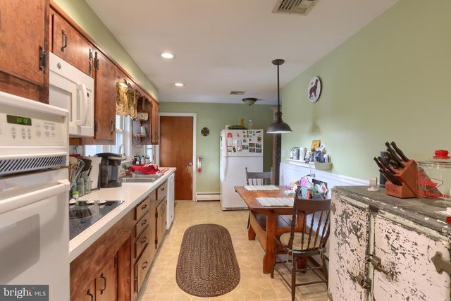 3 PFAUTZ AVE, Lititz, PA 17543