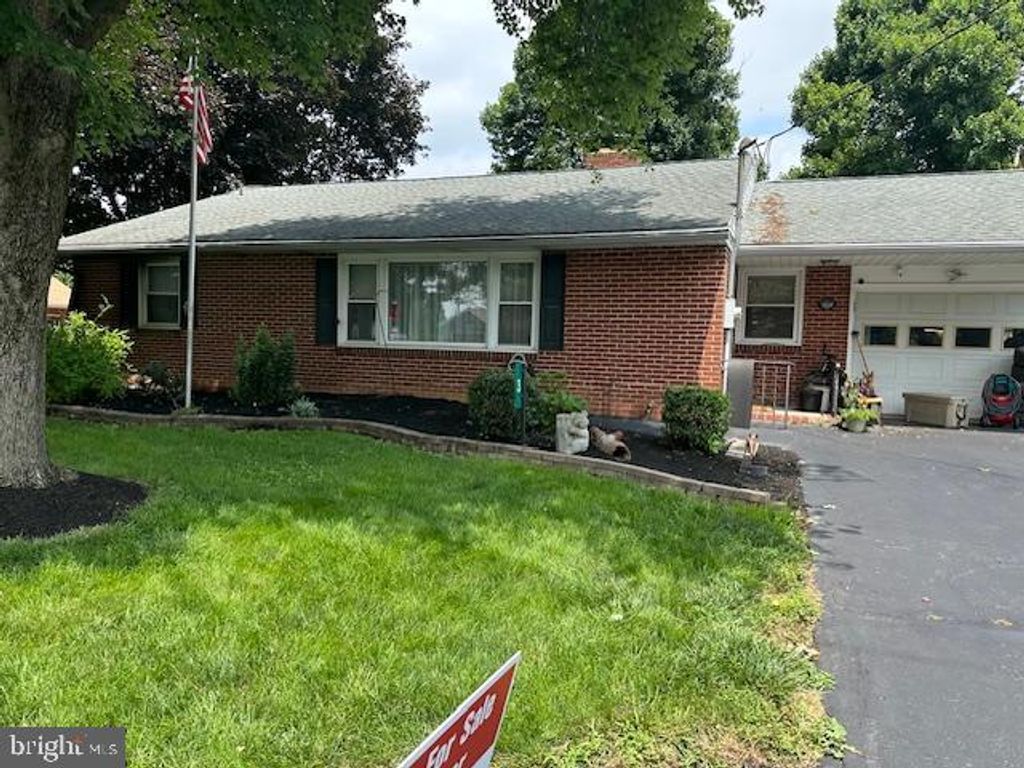 3 PFAUTZ AVE, Lititz, PA 17543