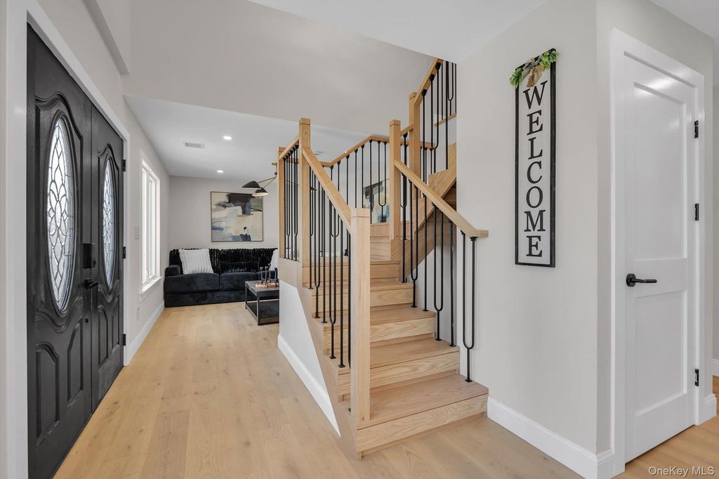 22 Miller Circle, Hicksville, NY 11801 — photo 2