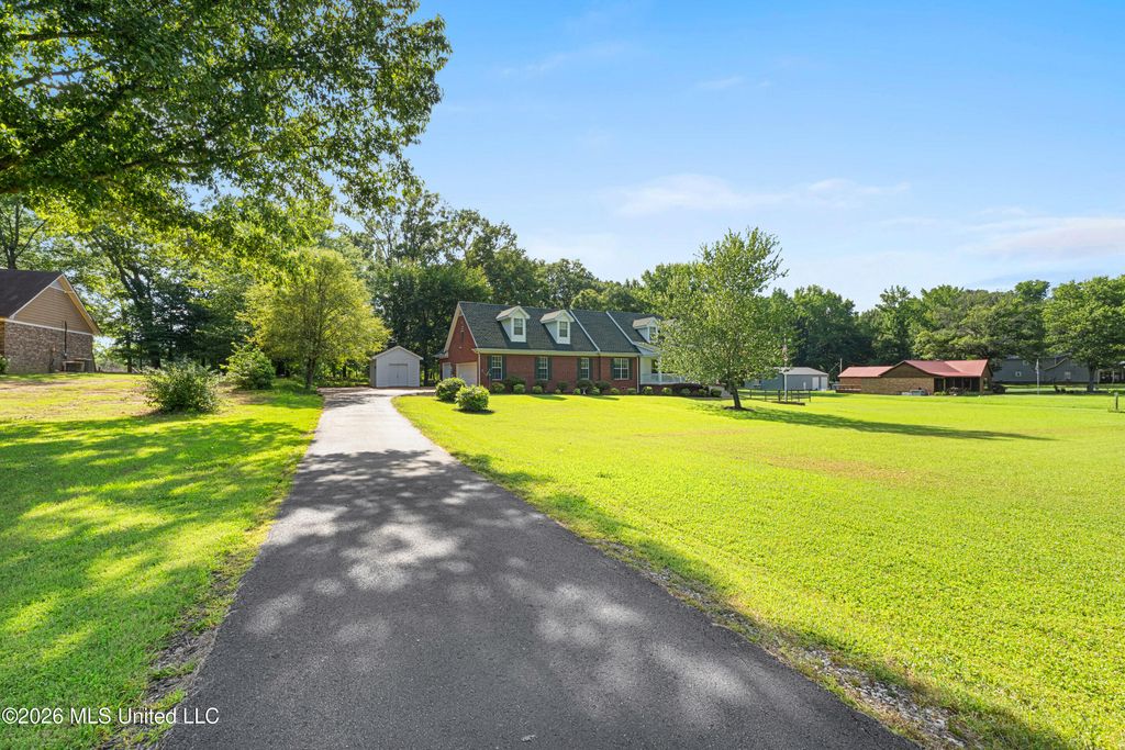 127 W Sweetwater Road, Byhalia, MS 38611 — exterior