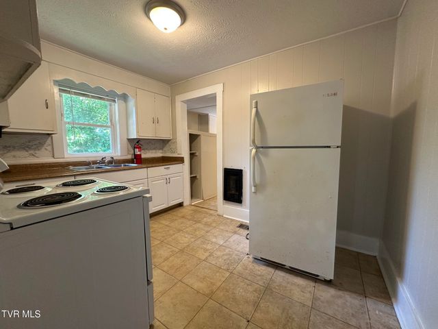 2712 Fort Henry Drive, Kingsport, TN 37664