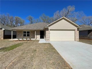 831 Highgarden Circle, Noble, OK 73068