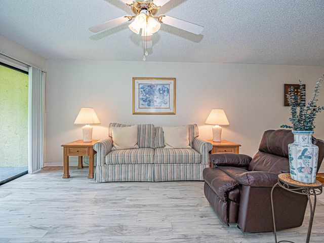 400 18th Street F7, Vero Beach, FL 32960