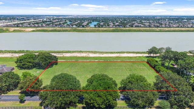 43 E Kitty Hawk Street, Richmond, TX 77406