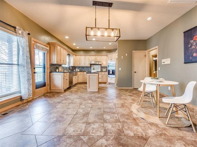 6901 N Waterwood Way, Warr Acres, OK 73132