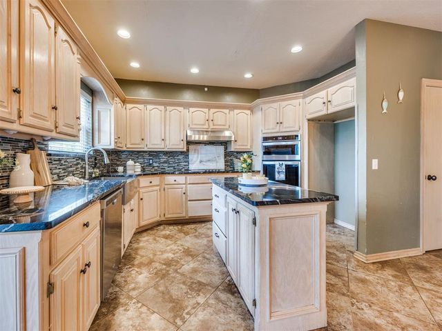 6901 N Waterwood Way, Warr Acres, OK 73132