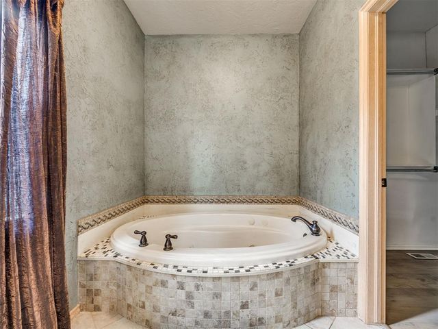 6901 N Waterwood Way, Warr Acres, OK 73132