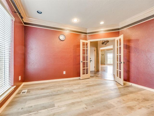 6901 N Waterwood Way, Warr Acres, OK 73132