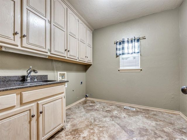 6901 N Waterwood Way, Warr Acres, OK 73132