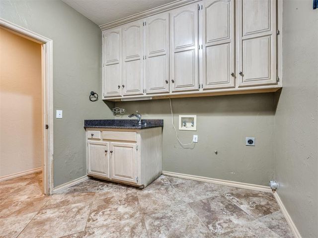 6901 N Waterwood Way, Warr Acres, OK 73132