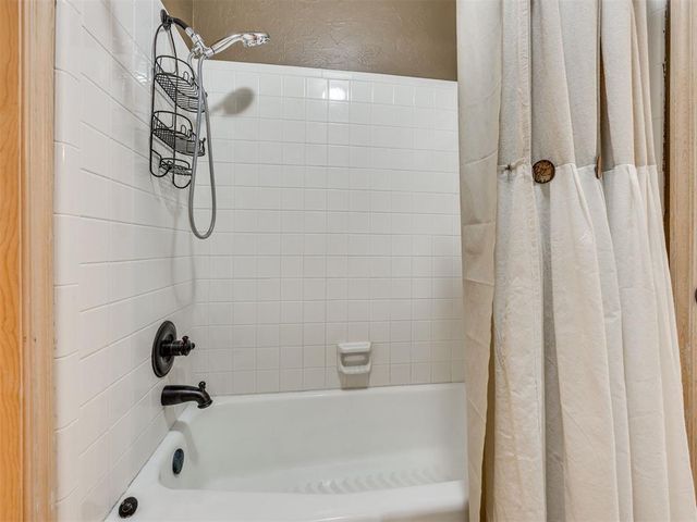 6901 N Waterwood Way, Warr Acres, OK 73132