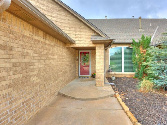 6901 N Waterwood Way, Warr Acres, OK 73132