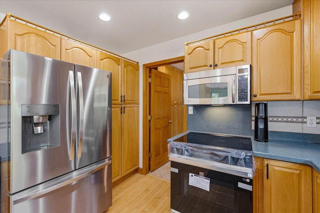 1582 Edgewater COURT, Grafton, WI 53024