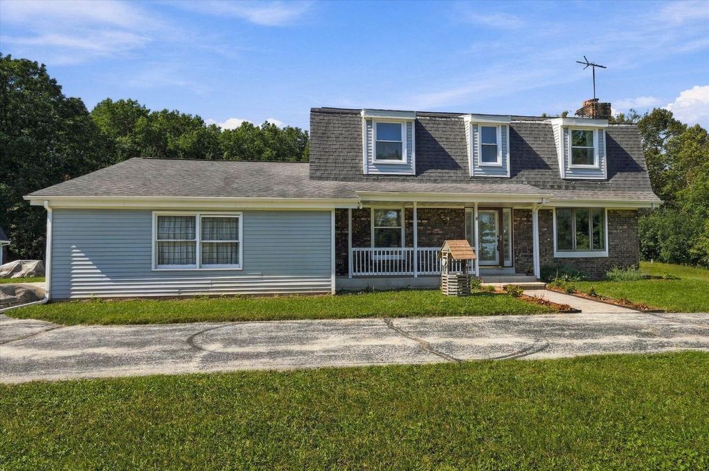 1582 Edgewater COURT, Grafton, WI 53024