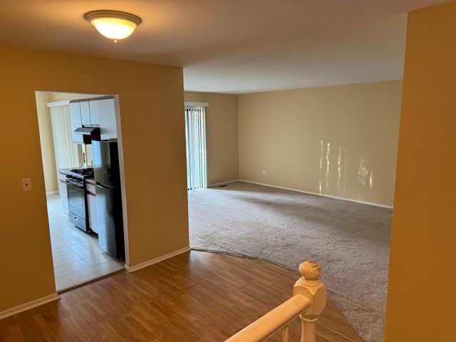 690 Cross Creek Dr Drive AA, Roselle, IL 60172