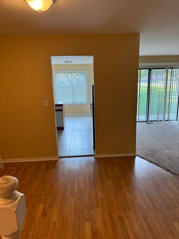 690 Cross Creek Dr Drive AA, Roselle, IL 60172