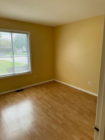 690 Cross Creek Dr Drive AA, Roselle, IL 60172
