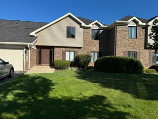 690 Cross Creek Dr Drive AA, Roselle, IL 60172